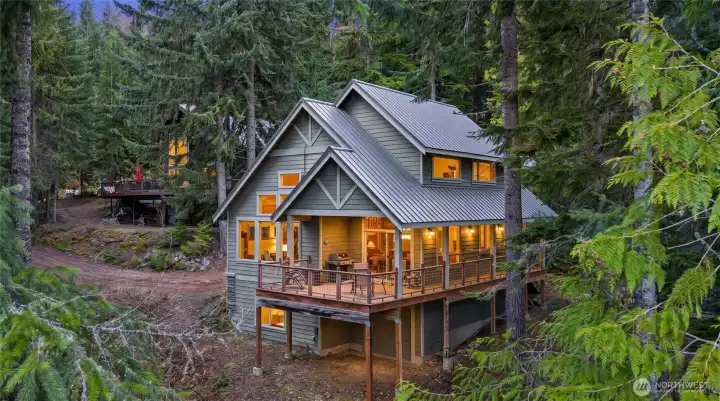 Set in a beautiful natural environment, this home captures the essence of relaxed lake and mountain living with endless opportunities to explore and unwind.