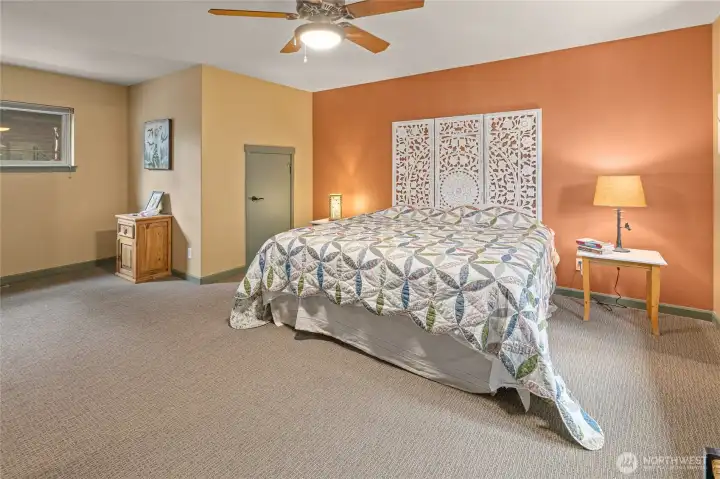 Spacious upper level bonus room offering exceptional flexibility—ideal for a media room, play space, home gym, or additional guest area.