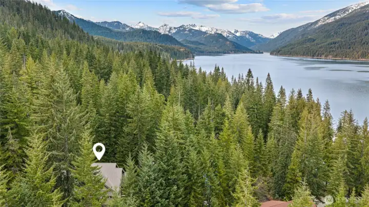 A true Pacific Northwest retreat, offering the perfect blend of lake access, mountain surroundings, and a serene, nature-filled environment.