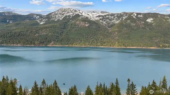Stunning Lake Kachess, a truly majestic and peaceful lake surrounded by mountains.