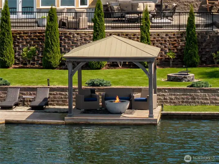 Wonderful little spot down by the water to have a drink & relax in the shade by the water.