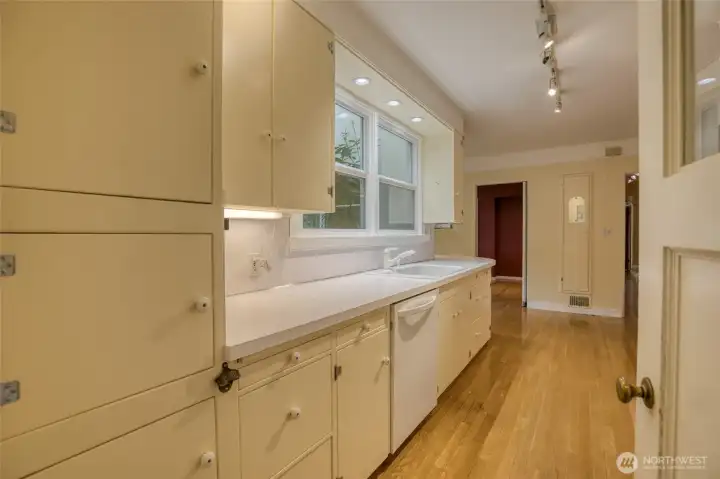 Kitchen, cont Kitchen, cont