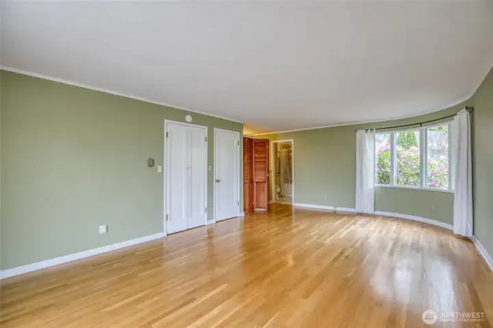 Primary bedroom, cont. Primary bedroom, cont.