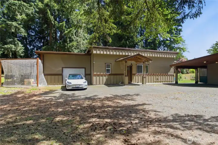 Detached ADU with 1-car garage