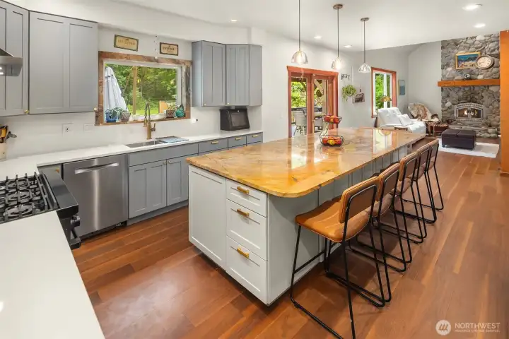 Fully renovated Chef’s kitchen with new stainless-steel appliances, custom cabinetry, Dacor 6 gas burner range, Bosch dishwasher, Top of the line Samsung refrigerator, oversized island, custom quartz countertops (2023)