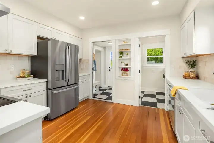 Brand New Kitchen, New cabinets, Quartz Counters, Huge Walk in Pantry and mud room