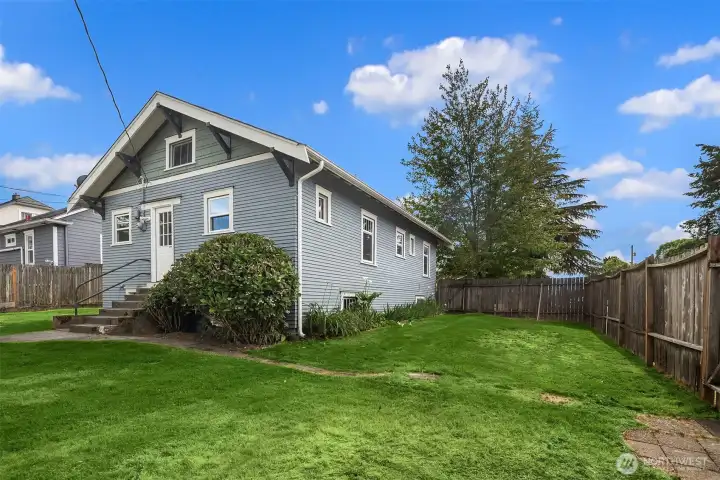 Huge side yard space