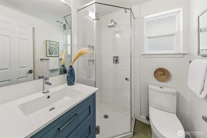 Second bedroom en suite bath gives guests or household members added privacy.
