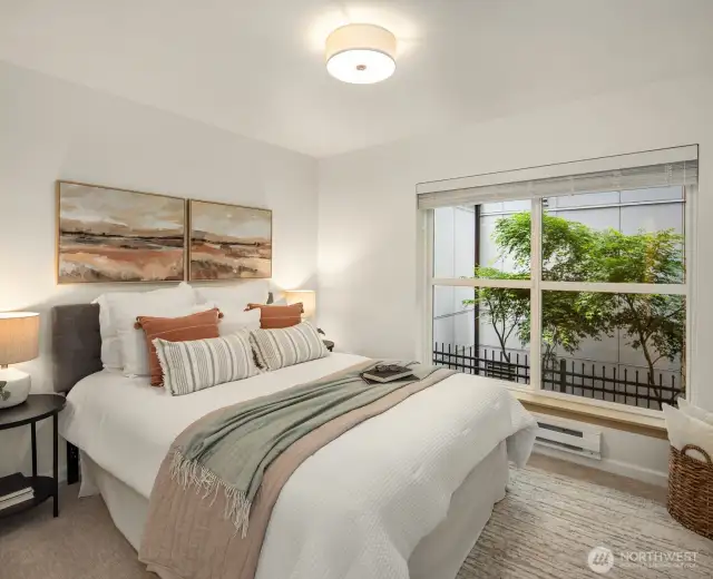 Queen bed in 2nd bedroom