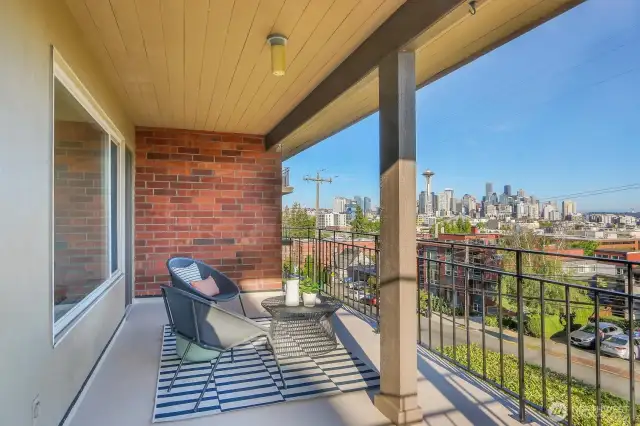 Even if you forgot something for your deck party, you're only a short stroll to shops on lower Queen Anne.