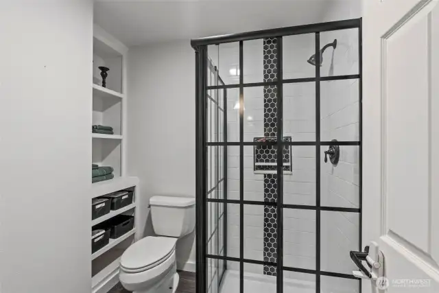 Bathroom (upstairs)