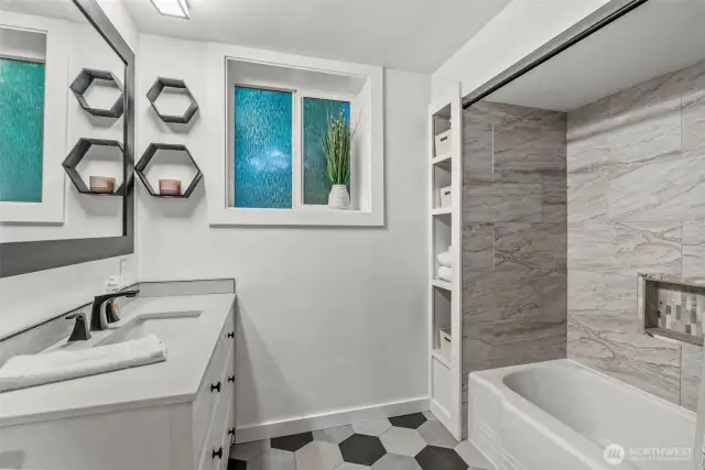 Bathroom (downstairs)