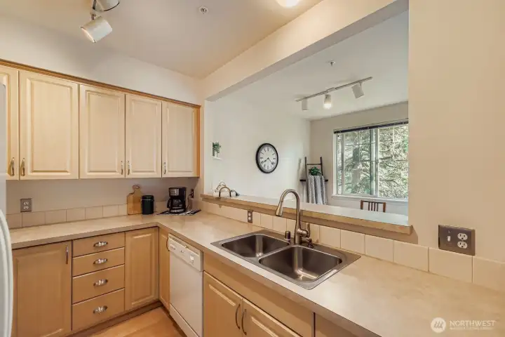 Wonderful pass through and breakfast bar off of kitchen