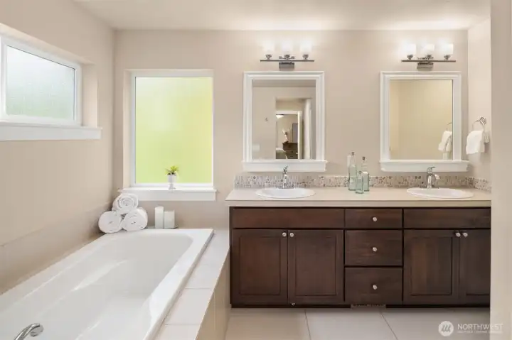 5-piece en-suite primary bathroom w/ walk-in closet