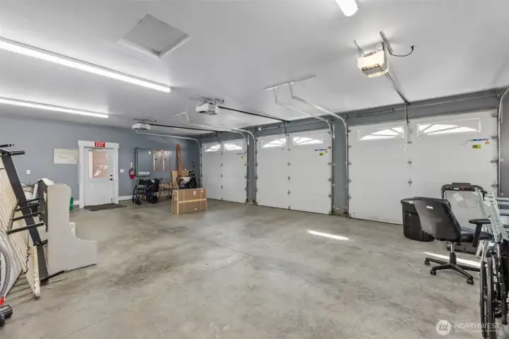 Large Flat Garage that can become more bedrooms