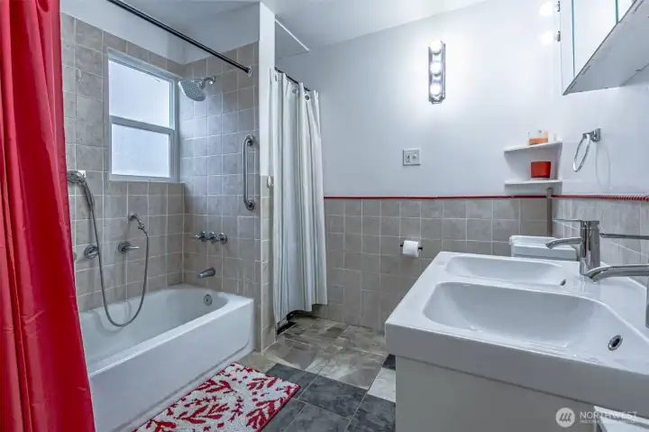 Primary bedroom bathroom.