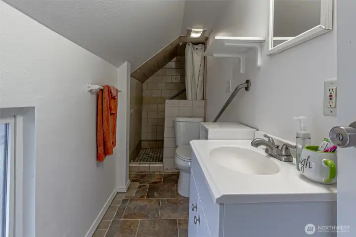 3/4 bath on the sceond fllor