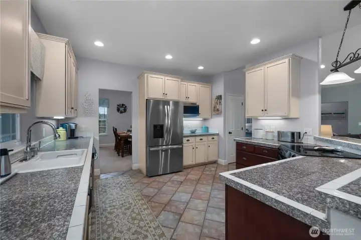 Do you like to cook? This kitchen gives room and space for all your preparation and cooking. Some newer appliances.