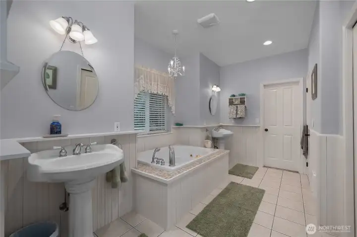 Door straight ahead leads you to the walk-in closet.