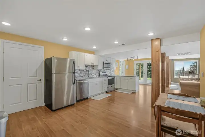 The versatile 1770+sqft daylight basement offers a potential independent living suite/full apartment featuring its own entry, full kitchen, ensuite bedroom, washer/dryer, river rock gas fireplace and yard access.