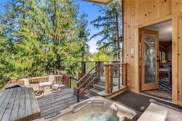 Great outdoor Living with Hot Tub and Deck