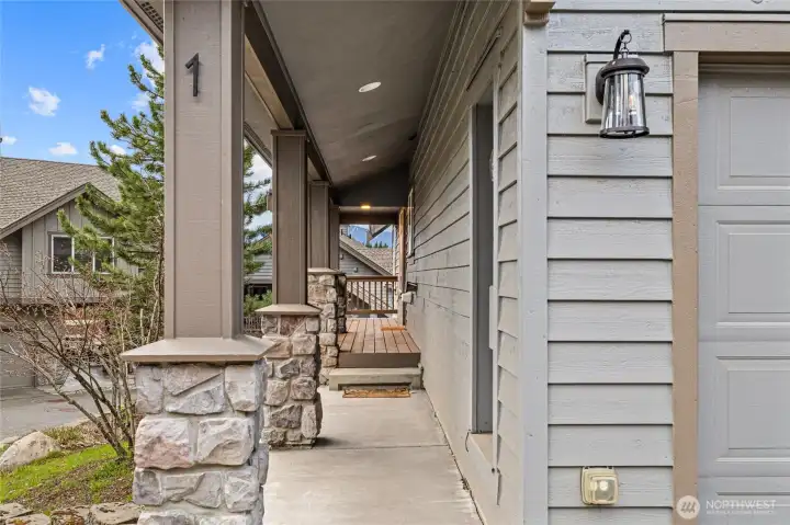 Enjoy the serenity of mountain living just minutes from town in this well kept Roslyn Ridge condo.