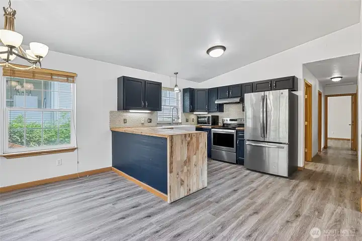 Full Kitchen + Dining Space