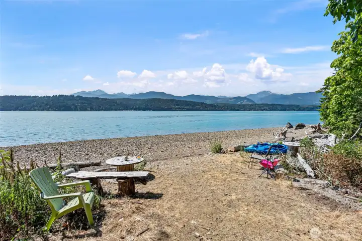 Community beach right next door full of oysters, clams, and dungeness crab. Kayak or canoe right from the beach and leave all your gear right there.