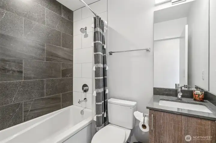 Full Bath (Upper)