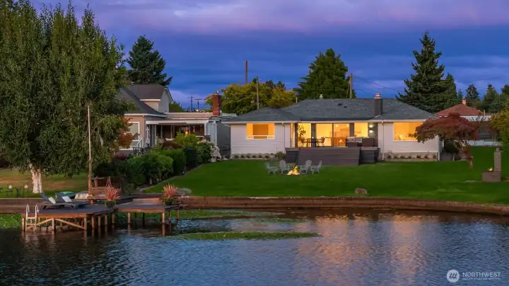 Beautiful evenings on the lake. Large rolling yard and dock.