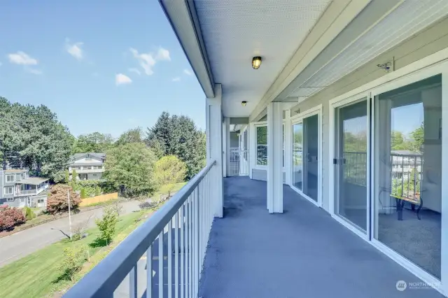 Entertainment sized balcony for having your friends over...