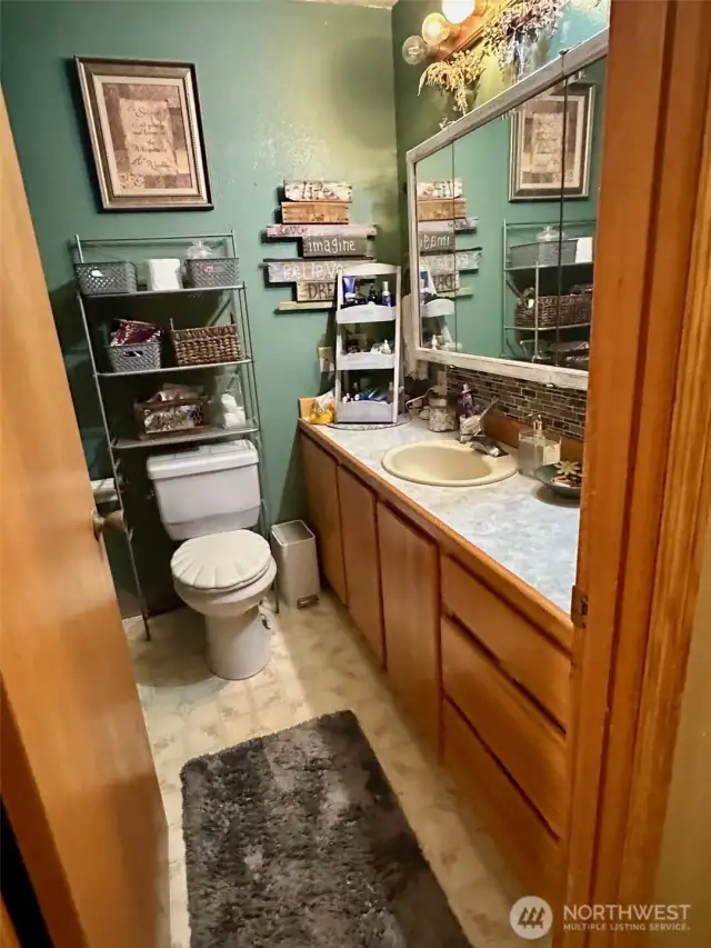 Main Bathroom - Tub/Shower