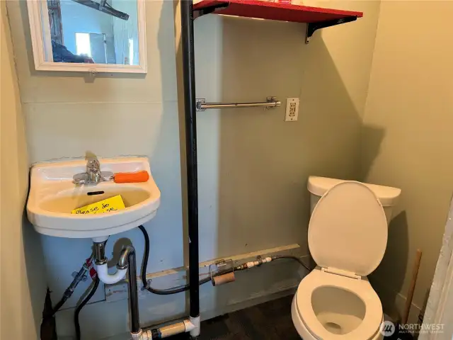 Garage 1/2 Bath