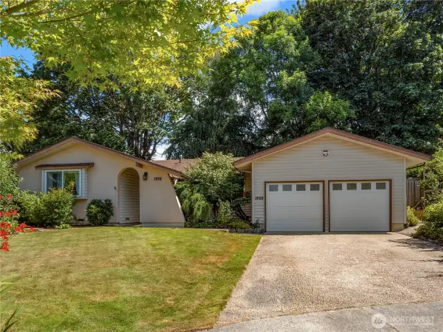 The first thing you notice about this amazing RAMBLER is the abundant, colorful front yard.