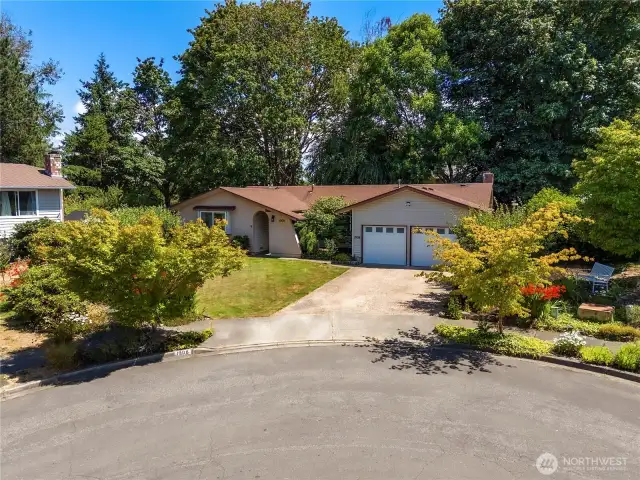 I large driveway offers plenty of extra parking and street parking is available too.
