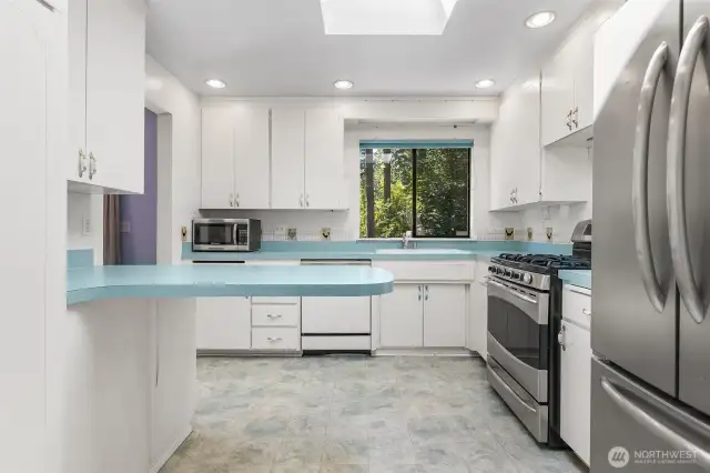 Bright kitchen w/ eating bar