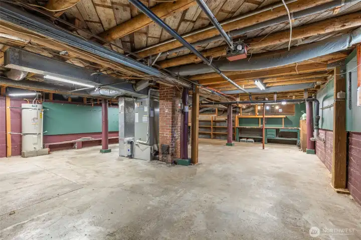 Spacious basement with exceptional workshop space
