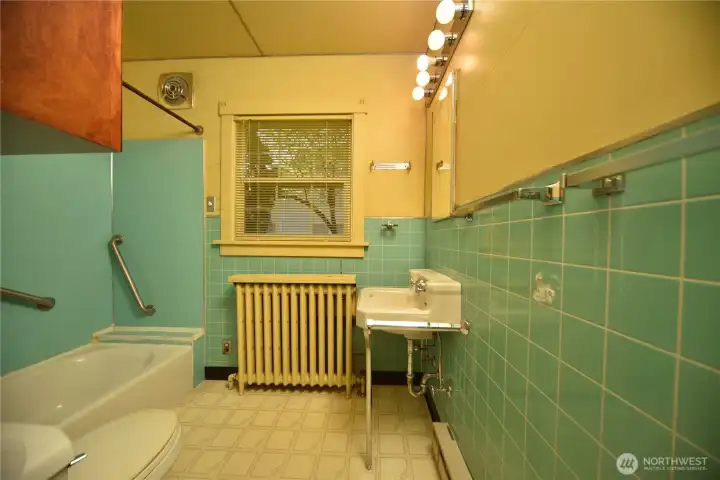 Main level full bath