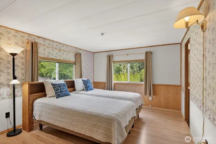 Primary suite ensuite featuring a full 4-piece bath.