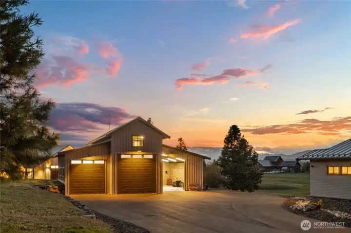 Amazing shop with ample space to store your toys, plus an added bonus room for flexible use.