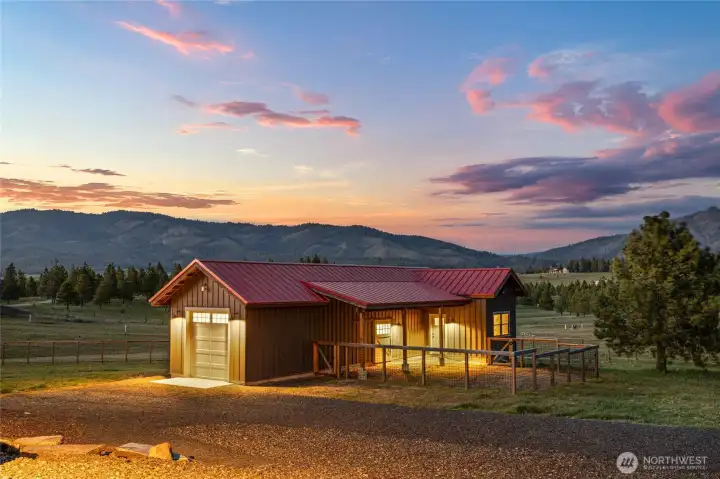 This studio barn offers peaceful retreat to enjoy tranquility and take in the views.