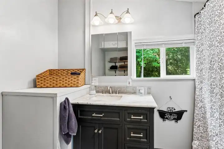 Main Floor Full Bath