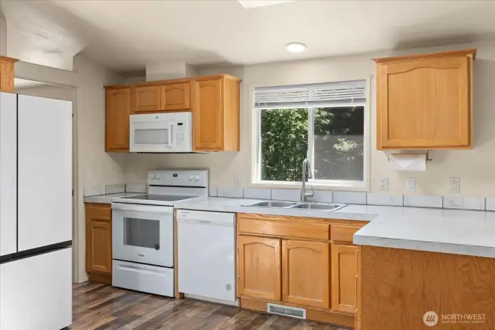 With plenty of storage and workspace, this kitchen is perfectly suited for busy households and avid home chefs alike.