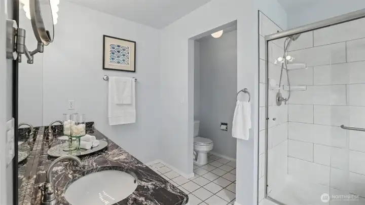 Light and bright en-suite. Light and bright en-suite.