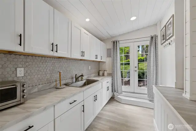 Lower level Mother-In-Law unit - pretty Kitchen and separate entrance. (Also accessible from lower level.)