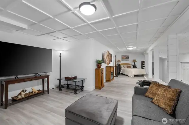 From work from home to gaming, this space offers total flexibility.