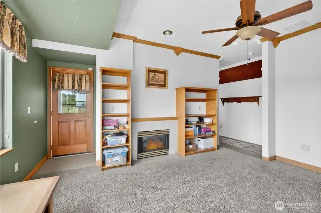 2nd living area with its own entrance