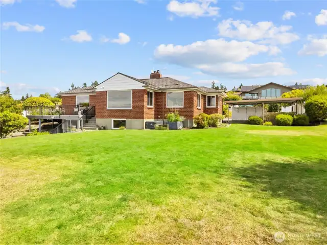 Spacious front yard