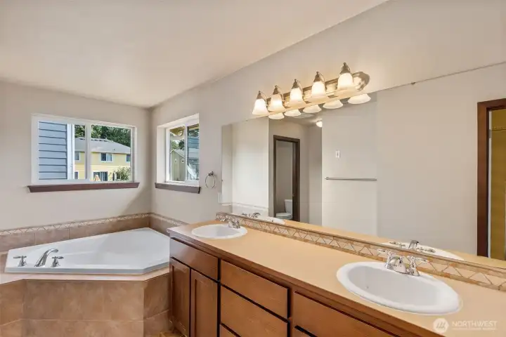 Large primary bath with double vanity, soaking tup and shower