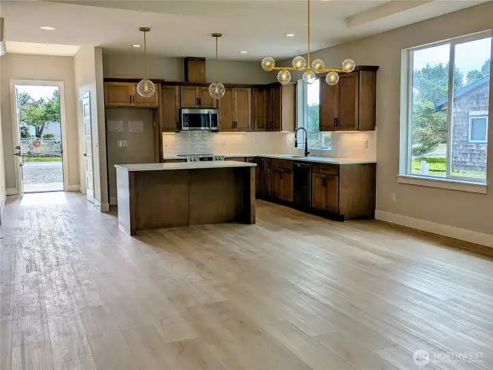 Large Kitchen w/island eating space